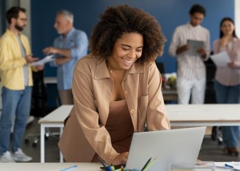 Gestão de pessoas e performance: metas inteligentes, comissionamento motivador e métricas de desempenho